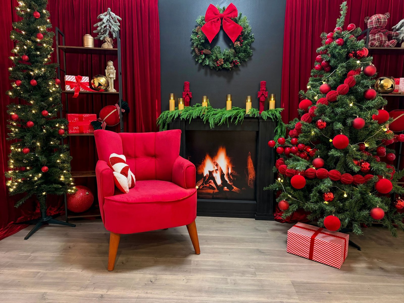 Set navideño de S24 con sillón rojo, chimenea y árbol decorado