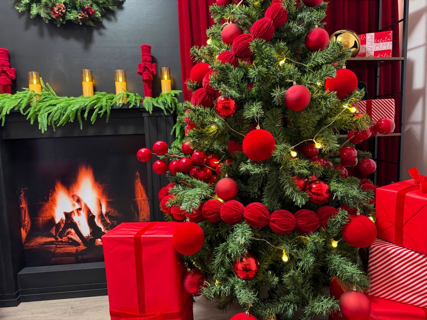Detalle de la chimenea y el árbol decorado con esferas rojas